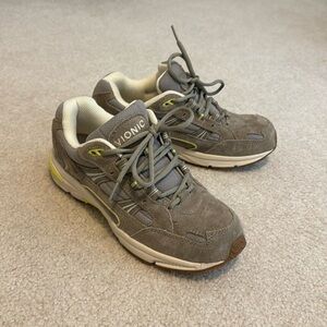 Vionic Women’s Classic Walker Sneaker in Stone Sz 7.5